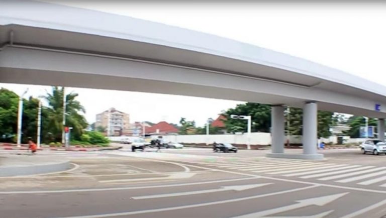 Saut de mouton : Boulevard du 30 juin, rond point Mandela
