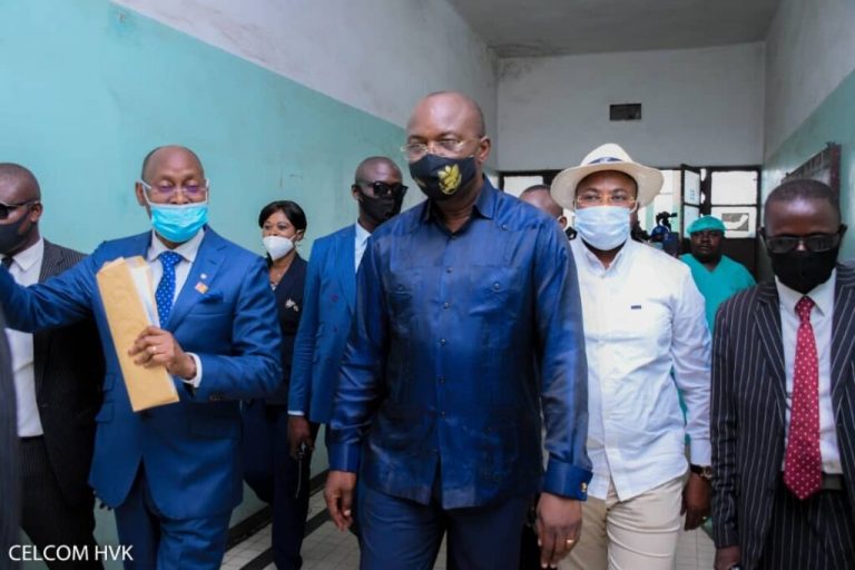 Kinshasa/JIF: à la maternité de Kintambo, Gentiny Ngobila offre des vivres et des matériels médicaux aux femmes