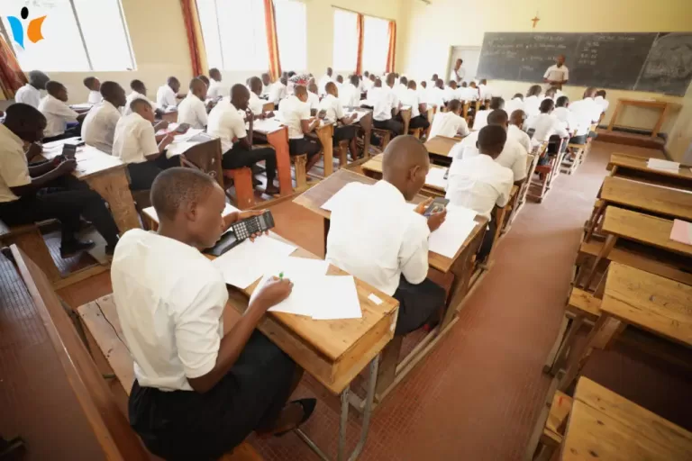 Tanganyika-Scènes de liesse Exetat 2021 : les élèves finalistes vandalisent la Sous-division de l’EPST à Manono Tanganyika-Scènes de liesse Exetat 2021 : les élèves finalistes vandalisent la Sous-division de l’EPST à Manono